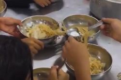 Mới nhất vụ 11 học sinh ăn 2 gói mì tôm chan cơm: 'Con sâu làm rầu nồi canh'