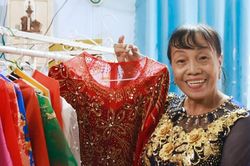 Người phụ nữ tặng hơn 1.500 áo dài cho người khó khăn