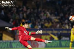 Nguyễn Văn Việt và tấm băng đội trưởng CLB Sông Lam Nghệ An