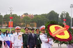 Đại biểu Đại hội Toàn quốc Hội Sinh viên Việt Nam báo công dâng Bác