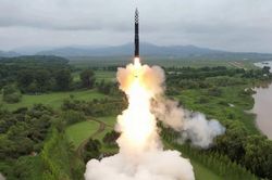 Ông Kim Jong Un đích thân giám sát vụ phóng thử tên lửa đạn đạo xuyên lục địa
