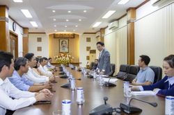Ông Nguyễn Khắc Toàn gặp mặt đoàn đại biểu Hội Nông dân tỉnh tham dự Đại hội VIII Hội Nông dân Việt Nam