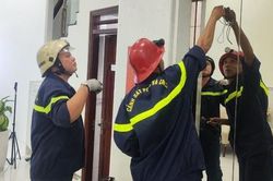 TPHCM: Cảnh sát cứu 5 người bị kẹt trong thang máy tại nhà cao tầng