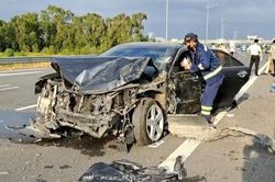 Xe Camry nát bét sau va chạm xe đầu kéo trên cao tốc, tài xế may mắn thoát chết