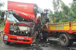 Xe cẩu đâm trực diện xe tải chở hàng bưu phẩm, 4 người bị thương