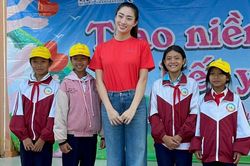 Hoa hậu Lương Thùy Linh đội mưa, đi máy cày làm từ thiện