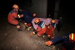 Động đất ở Trung Quốc: Người dân đối mặt với nguy hiểm trong thời tiết lạnh giá