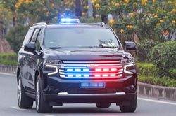 Xe ưu tiên đang bật đèn, còi có được đi ngược chiều?