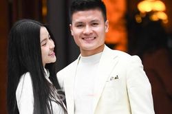 Ảnh độc: Quang Hải rạng rỡ bên Chu Thanh Huyền ở sân nhà cô dâu trong lễ dạm ngõ