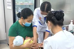 Tập trung tiêm vaccine cho trẻ trên cả nước trong quý I-2024