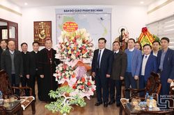 Lãnh đạo tỉnh Thái Nguyên chúc mừng Tòa Giám mục Bắc Ninh nhân dịp Giáng sinh