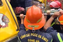Cảnh sát cắt cabin ôtô, cứu tài xế mắc kẹt do TNGT