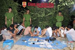 Đêm khuya, 10 con bạc rủ nhau ra chòi canh tôm sát phạt