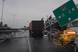 Tài xế quên hạ thùng, xe tải tông sập trụ biển báo