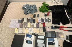 Tên trộm đột nhập từ tầng thượng, đánh cắp 54 chiếc điện thoại cùng 30 triệu đồng