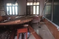 Hiện trường vụ sập trần gỗ lớp học khiến nhiều học sinh bị thương