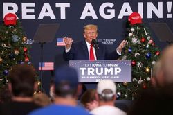 Rắc rối pháp lý của ông Trump lại 'chiếm sóng'