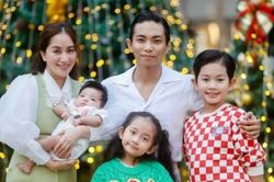 Gia đình Khánh Thi - Phan Hiển rạng rỡ trong bộ ảnh lấp lánh sắc màu Giáng sinh