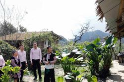 Những cán bộ tín dụng chính sách ở 'cửa ngõ' vùng Tây Bắc
