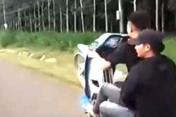 Ra đường 'trổ tài' đi xe máy một bánh sau khi sử dụng ma túy