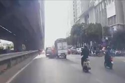 Tài xế xe tải chèn ngã 2 người đi xe máy bị công an mời làm việc