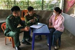 Vận động người dân A Lưới giao nộp 14 khẩu súng các loại
