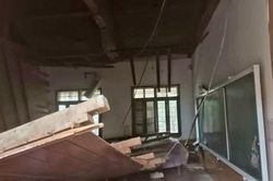 Nghệ An: Sập trần gỗ phòng học, nhiều học sinh bị thương