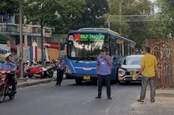 Mâu thuẫn, tài xế xe buýt cầm thanh sắt xuống 'nói chuyện' với tài xế ôtô con