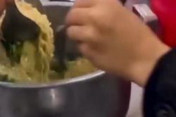 Vụ bữa ăn bán trú cơm chan mì tôm: Hiệu trưởng xin từ chức