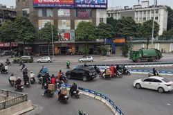 Hàng loạt xe máy đi ngược chiều ở 'nút giao' hiện đại bậc nhất Thủ đô gây mất an toàn