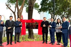 Quận Đống Đa gắn biển công trình sau cải tạo, chỉnh trang hồ Trung Tự