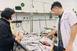 Nữ sinh nặng nhất vụ sập trần gỗ lớp học bị liệt, khó hồi phục