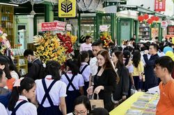 Người TP.HCM chen chân dự khai trương Đường sách Thủ Đức