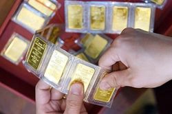 Vàng SJC vượt mốc 77 triệu đồng mỗi lượng