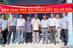 Bàn giao 10 căn nhà Đại đoàn kết cho hộ nghèo tại TX. Tịnh Biên