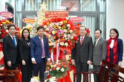 Lãnh đạo thành phố chúc mừng Lễ Thiên Chúa Giáng sinh