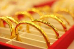 Tăng phi mã ngay đầu phiên, giá vàng SJC vượt 76 triệu đồng/lượng