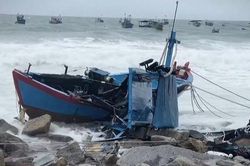 Tàu cá Phú Yên bị sóng đánh chìm ở Khánh Hòa, 5 người mất tích