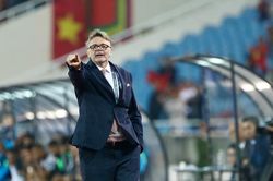 Tuyển Việt Nam: HLV Troussier hãy tạm quên World Cup đi