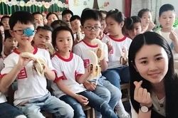 Nữ giáo viên bỏ nghề vì áp lực việc phụ, chuyển sang làm bồi bàn