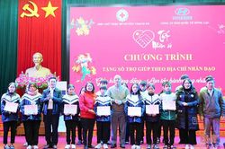 Trao 131 triệu đồng hỗ trợ trẻ mồ côi, hộ khó khăn ở Thạch Hà