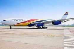 Pháp tạm giữ máy bay chở hàng trăm hành khách nghi là nạn nhân buôn người
