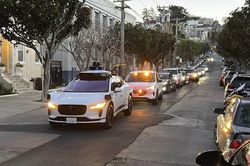 Robotaxi an toàn hơn nhiều so với ô tô do con người điều khiển?
