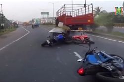 Thót tim mô tô đâm vào xe chở tôn