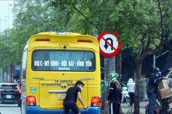 Cần sớm dẹp 'bến cóc' trên đường Phạm Hùng