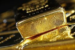 Giá vàng hôm nay 25/12/2023: Giá vàng tiến gần mức cao kỷ lục, nhận hỗ trợ tích cực, sẽ tiếp tục 'thăng hoa'?