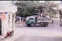 Clip: Rẽ thiếu quan sát, tài xế xe tải gây họa cho cậu bé đi xe đạp