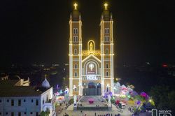 Không khí đón Giáng sinh rộn ràng khắp nơi