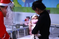Giáng sinh đặc biệt bên giường bệnh tại Bệnh viện Nhi Trung ương