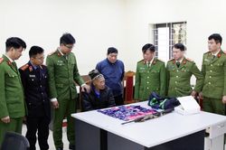 Đối tượng gần 70 tuổi vác súng vận chuyển gần 12.000 viên ma túy tổng hợp